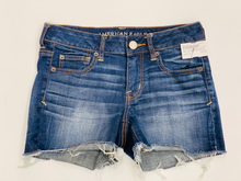 Load image into Gallery viewer, American Eagle Shorts Size 3/4

