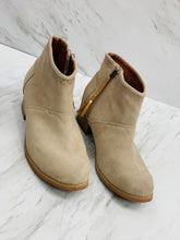 Load image into Gallery viewer, Toms Boots 5
